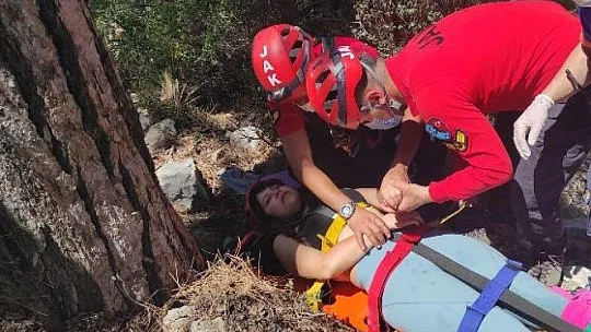 Kayalıklardan düşen turisti 4 saatte taşıdılar