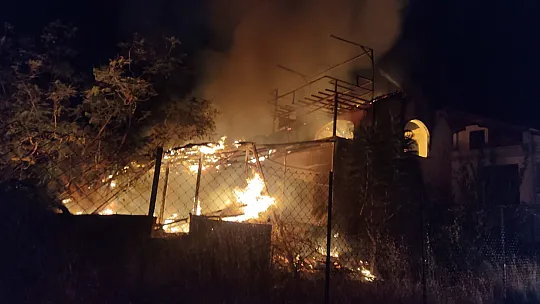 Çiftlikte 3 katlı villa alevlere teslim oldu