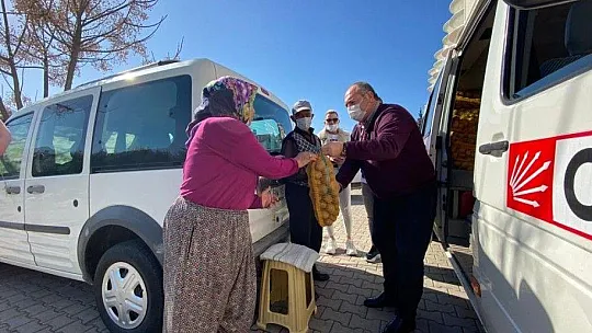 CHP İlçe Başkanı Mehmet Demir 6 ton patates dağıttı