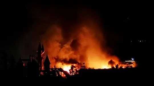 5 yıldızlı otelin yakıt tankı patladı, saatler süren yangın güçlükle kontrol altına alındı