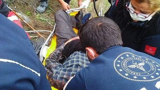 50 metrelik şarampole uçan aracın sürücüsünü itfaiye kurtardı