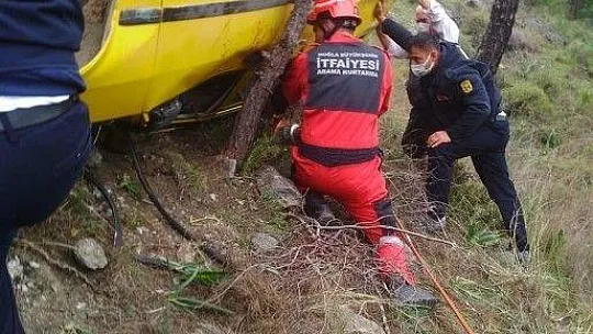 50 metrelik şarampole uçan aracın sürücüsünü itfaiye kurtardı