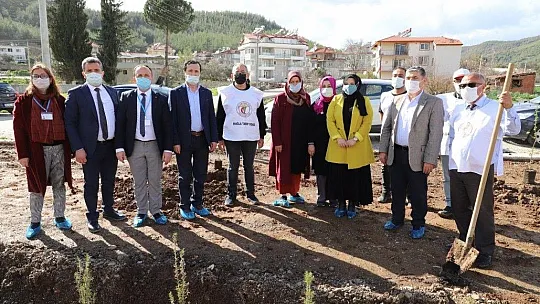 Sağlık çalışanları anısına fidan dikildi