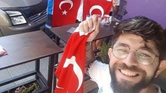 2 BİN 500 TÜRK BAYRAĞI DAĞITILDI