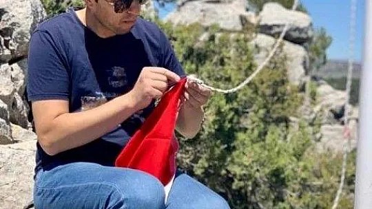 Bayrak için zirveye tırmandılar