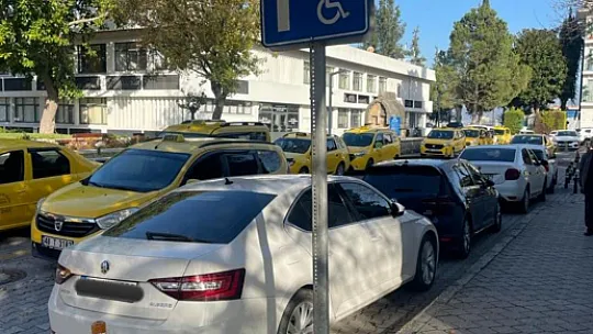 ENGELLİ PARK YERLERİNE HATALI PARK EDENLERE CEZA YAĞDI