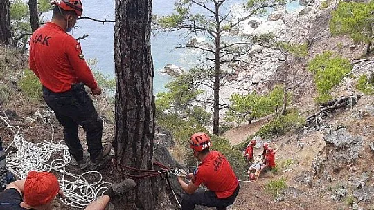 Kayalıklardan düşen turisti 4 saatte taşıdılar