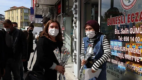 AK Parti Seydikemer İlçe Gençlik Kolları 8 Mart dolayısıyla karanfil dağıttı