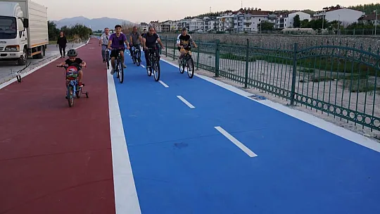Başkan Akdenizli, Gençlerle Bisiklet Sürdü