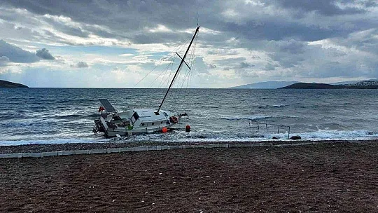 600 bin lira değerindeki yelkenli tekne karaya oturdu