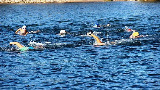 64 yaşındaki yüzücü 11 ayda 1 milyon metre kulaç attı