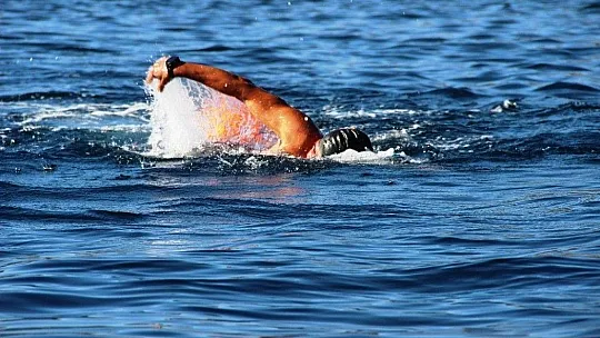 64 yaşındaki yüzücü 11 ayda 1 milyon metre kulaç attı