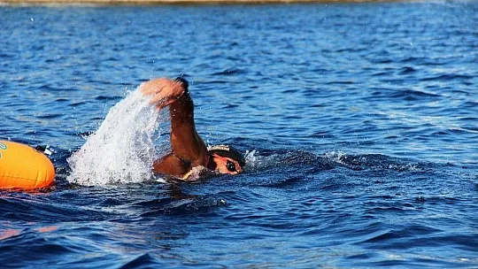 64 yaşındaki yüzücü 11 ayda 1 milyon metre kulaç attı