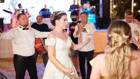 Mine Soydemir ile Mustafa Amaç rüya gibi bir düğünle dünya evine girdi