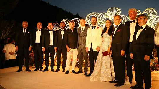 65 kilogram ağırlığındaki gelinliği, 45 kiloluk gelin taşıdı