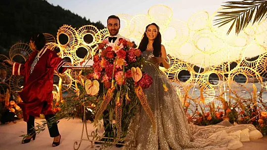 65 kilogram ağırlığındaki gelinliği, 45 kiloluk gelin taşıdı