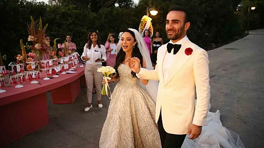 65 kilogram ağırlığındaki gelinliği, 45 kiloluk gelin taşıdı