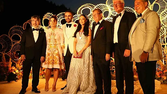 65 kilogram ağırlığındaki gelinliği, 45 kiloluk gelin taşıdı
