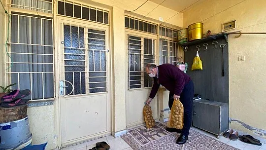 CHP İlçe Başkanı Mehmet Demir 6 ton patates dağıttı