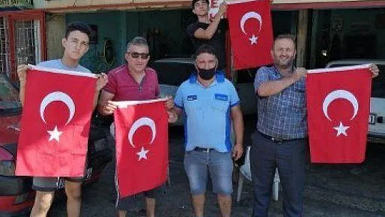 2 BİN 500 TÜRK BAYRAĞI DAĞITILDI