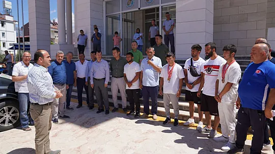 Başkan Akdenizli'den Başarılı Güreşçilere Altın