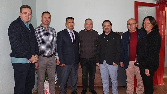 Gazete Şah'a Ziyaretler Devam Ediyor