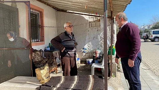 CHP İlçe Başkanı Mehmet Demir 6 ton patates dağıttı