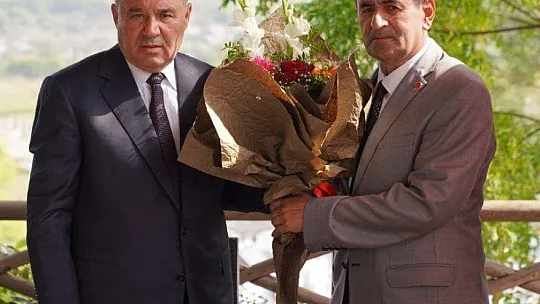 BAŞKAN OTGÖZ'DEN MUHTARLAR ONURUNA YEMEK 