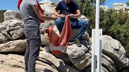 Bayrak için zirveye tırmandılar