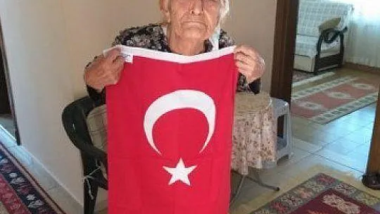 2 BİN 500 TÜRK BAYRAĞI DAĞITILDI