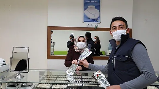 AK Parti Seydikemer İlçe Gençlik Kolları 8 Mart dolayısıyla karanfil dağıttı