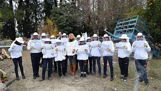 Çocuklara arıların sesini duyurmaya devam ediyorlar