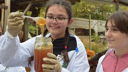 Çocuklara arıların sesini duyurmaya devam ediyorlar