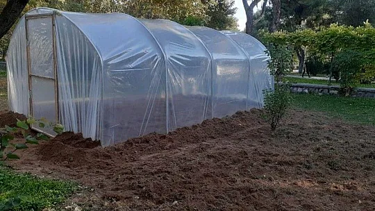 8 aydır dışarı çıkamayan huzurevi sakinleri için sera kuruldu