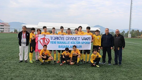 Müftü Oktay'dan genç futbolculara forma