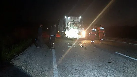 Seydikemer'de kamyonetler çarpıştı 2 yaralı