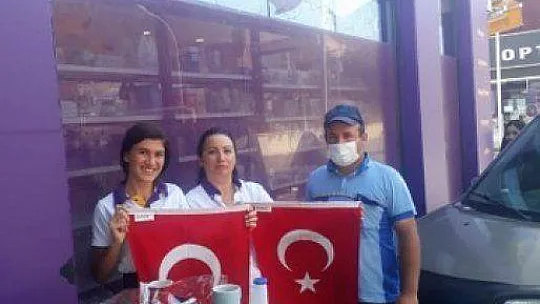 2 BİN 500 TÜRK BAYRAĞI DAĞITILDI