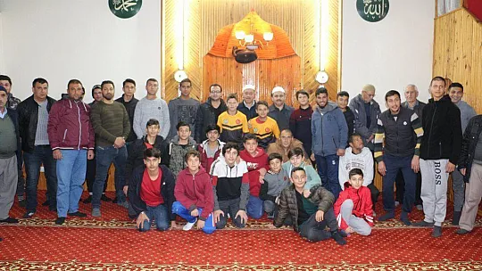 Müftü Oktay'dan genç futbolculara forma