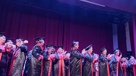 İlk Mezunlara Belgeleri Törenle Takdim Edildi