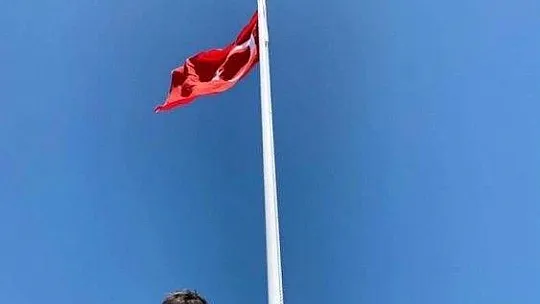 Bayrak için zirveye tırmandılar