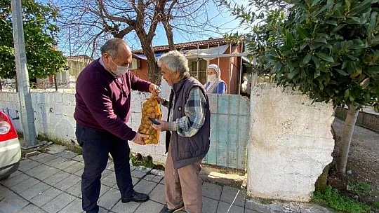 CHP İlçe Başkanı Mehmet Demir 6 ton patates dağıttı