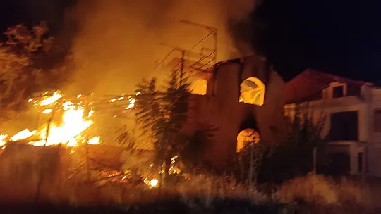 Çiftlikte 3 katlı villa alevlere teslim oldu