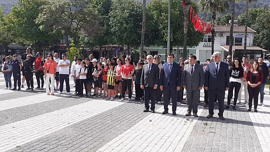Kutlama Programı Çelenk Töreni İle Başladı