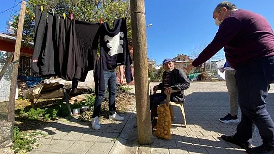 CHP İlçe Başkanı Mehmet Demir 6 ton patates dağıttı