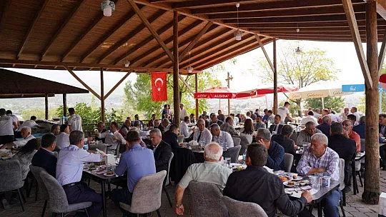 BAŞKAN OTGÖZ'DEN MUHTARLAR ONURUNA YEMEK 