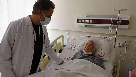 94 yaşında düştü kalçasını kırdı, ertesi gün yürüdü