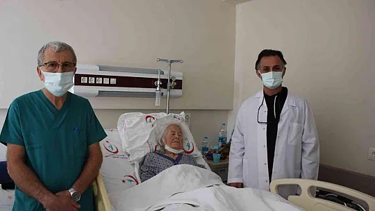 94 yaşında düştü kalçasını kırdı, ertesi gün yürüdü