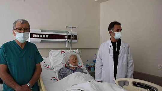 94 yaşında düştü kalçasını kırdı, ertesi gün yürüdü