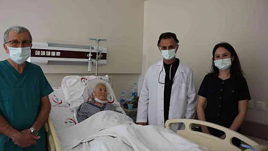 94 yaşında düştü kalçasını kırdı, ertesi gün yürüdü