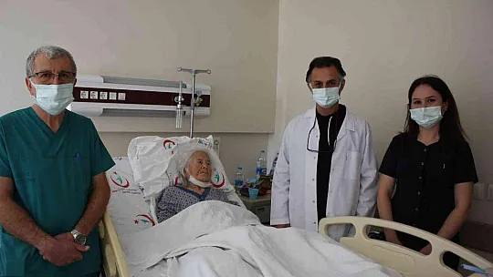 94 yaşında düştü kalçasını kırdı, ertesi gün yürüdü